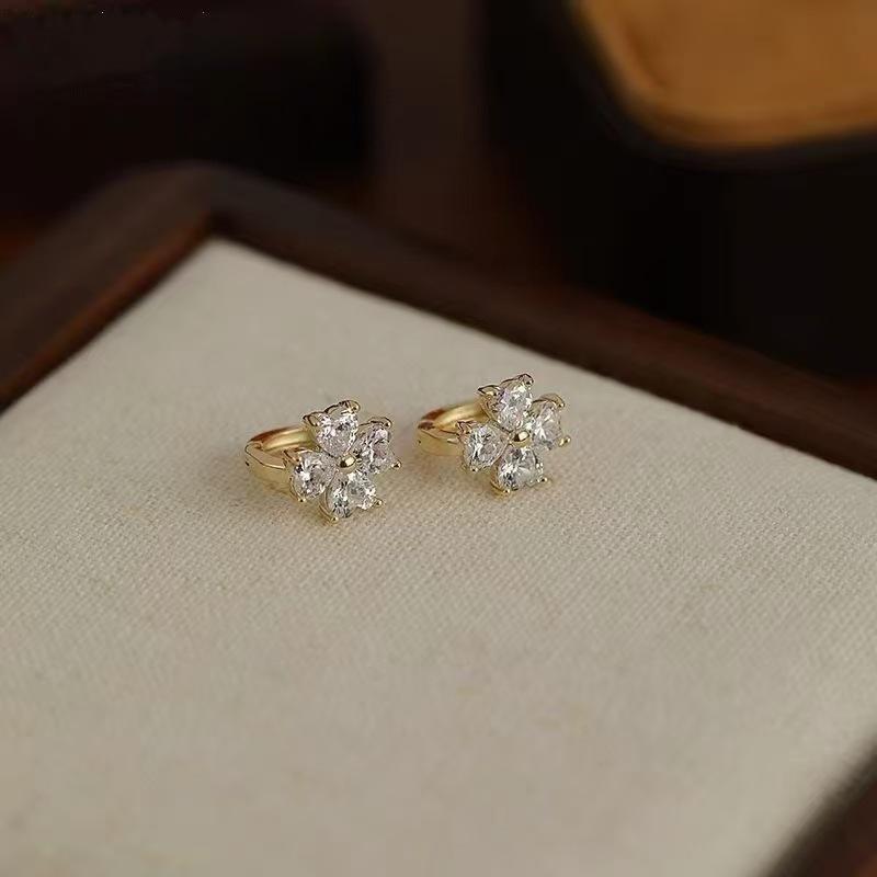 Sweet temperament black four-leaf flower stud earrings female, flower earrings Internet celebrity earrings
Sweet temperament black four-leaf flower stud earrings female, flower earrings Internet celebrity earrings