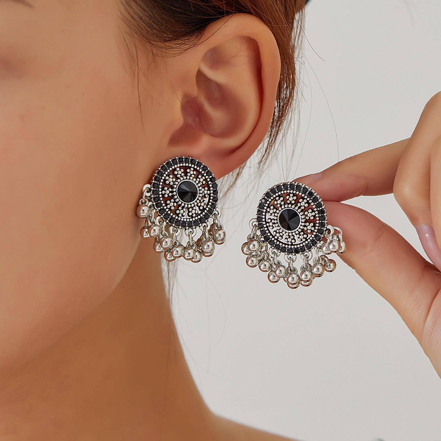 Chinese Black Gold Pearl Tassel Stud Earrings - Retro Ethnic Unique Design
Chinese Black Gold Pearl Tassel Stud Earrings - Retro Ethnic Unique Design