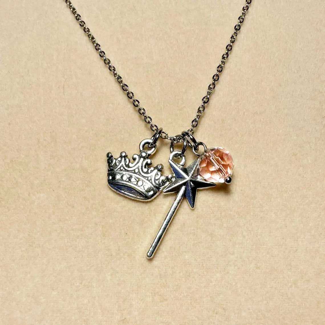 Exquisite Sliver Color Wizard Hat Broom Crown Scepter Green Pink Glass Crystal Bead Pendant Necklace for Women Halloween Jewelry рожевий
Exquisite Sliver Color Wizard Hat Broom Crown Scepter Green Pink Glass Crystal Bead Pendant Necklace for Women Halloween Jewelry рожевий