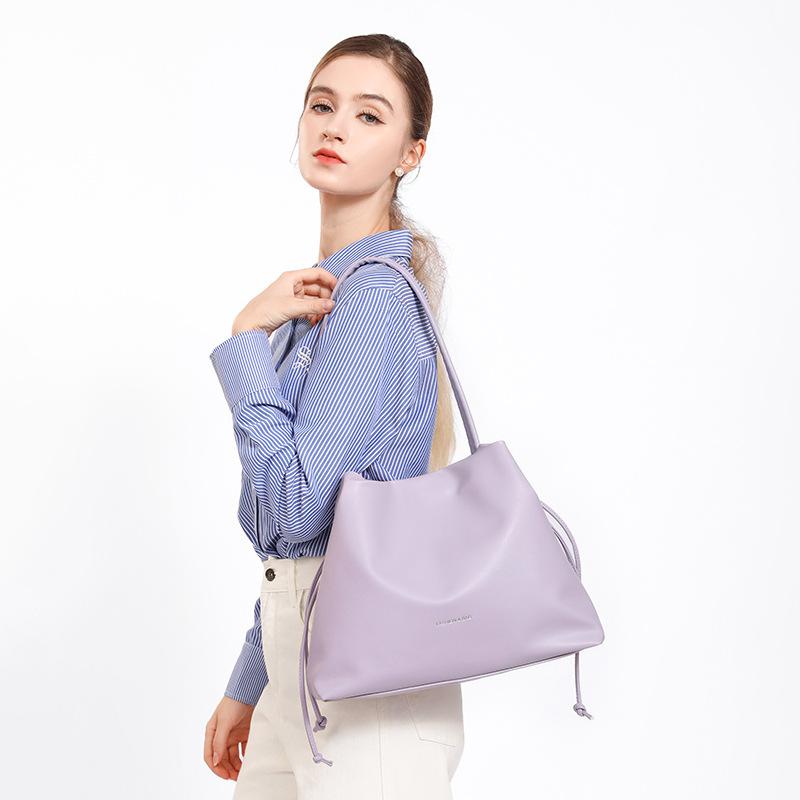 Niche high-end fashion versatile new dopamine fashion versatile solid color pleated shoulder messenger bag lightweight going out чорний
Niche high-end fashion versatile new dopamine fashion versatile solid color pleated shoulder messenger bag lightweight going out чорний