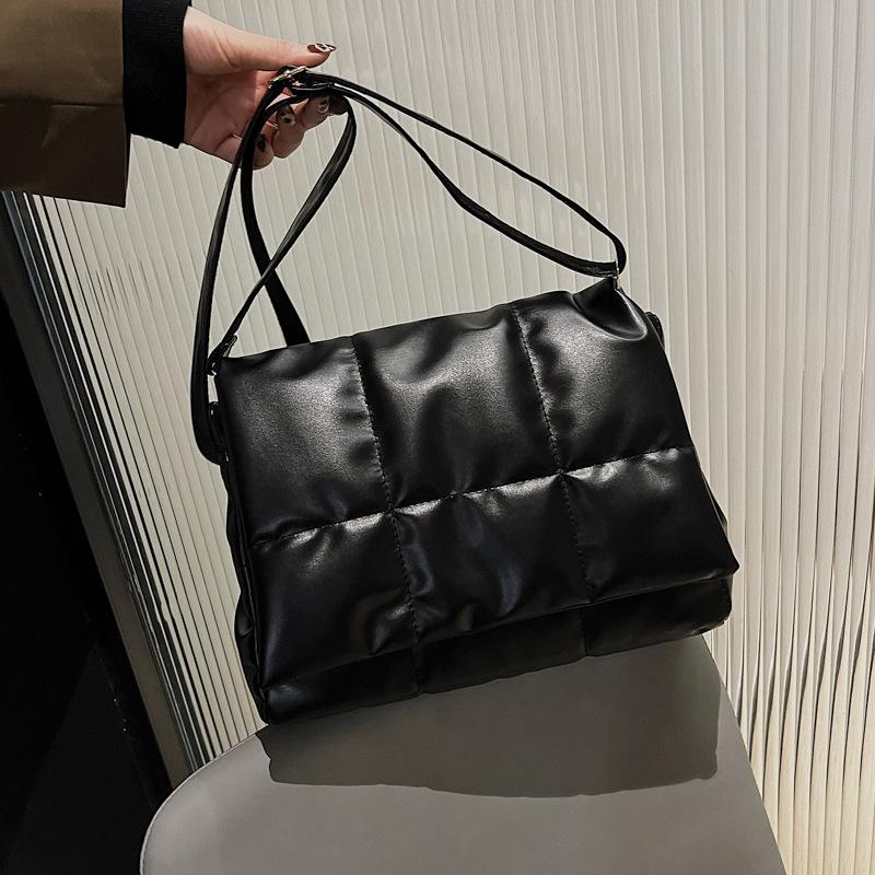 Yogodlns винтажная клетчатая сумка с вышивкой, женская сумка через плечо из мягкой кожи, сумка через плечо с клапаном, дизайнерская сумка подмышками 28*16*22cm чёрный
Yogodlns винтажная клетчатая сумка с вышивкой, женская сумка через плечо из мягкой кожи, сумка через плечо с клапаном, дизайнерская сумка подмышками 28*16*22cm чёрный