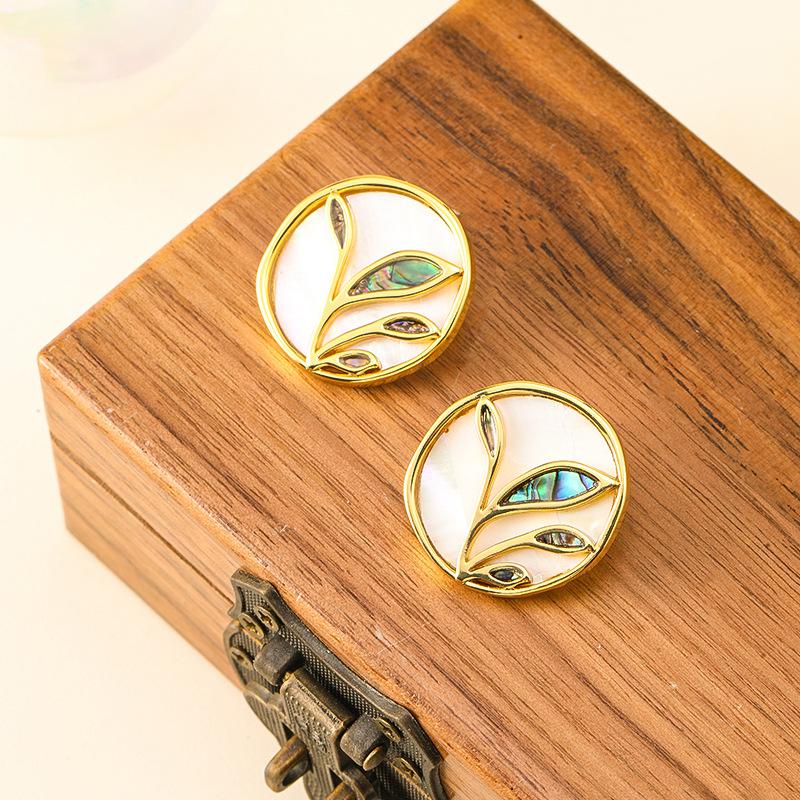 Women s Light Luxury Design Elegant Vintage Leaf Round Earrings Fashionable And Versatile Niche Design Earrings
Women s Light Luxury Design Elegant Vintage Leaf Round Earrings Fashionable And Versatile Niche Design Earrings