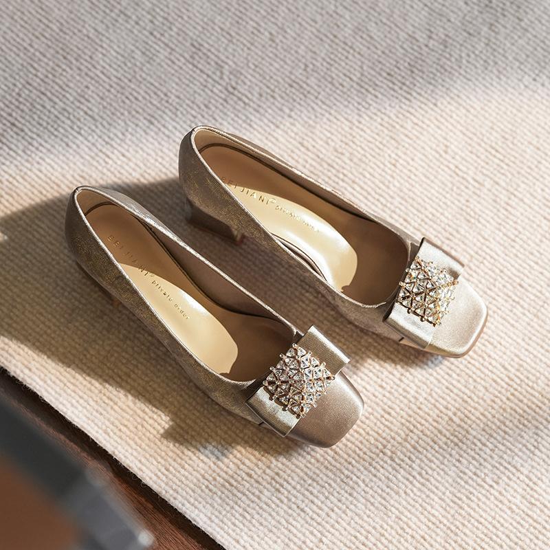 New Chinese sheepskin square head thick heel high heels women s bow design sense rhinestone Mary Jane single shoes 39 хакі
New Chinese sheepskin square head thick heel high heels women s bow design sense rhinestone Mary Jane single shoes 39 хакі