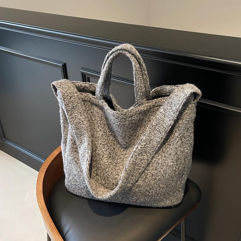 Простая повседневная сумка-тоут большой вместимости женская новая осенне-зимняя универсальная на плечо, сумка-мессенджер, сумка для поездок на работу серый
Простая повседневная сумка-тоут большой вместимости женская новая осенне-зимняя универсальная на плечо, сумка-мессенджер, сумка для поездок на работу серый