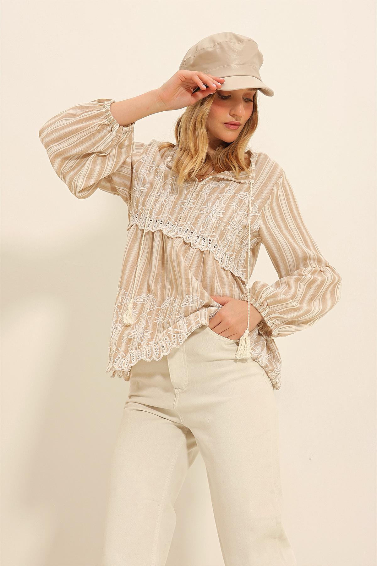 Women s Blouse New Season Fashion Beige Front Embroidered Collar Tassel Balloon Sleeve Woven Blouse S червоно-бузковий
Women s Blouse New Season Fashion Beige Front Embroidered Collar Tassel Balloon Sleeve Woven Blouse S червоно-бузковий