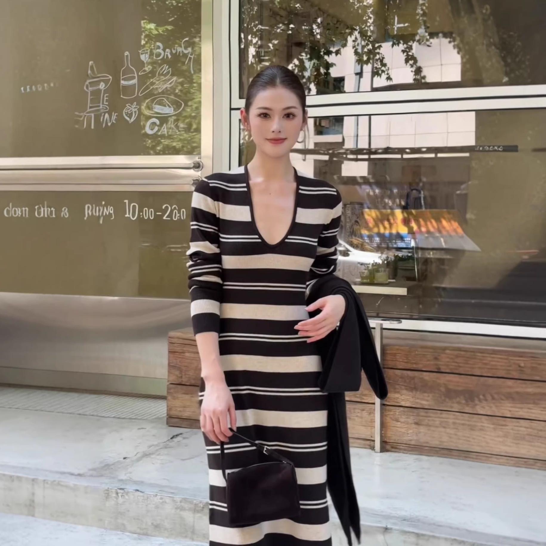 Elegant Early Autumn French Striped Knit Dress: Gentle, Luxurious, and Perfect for Layering Medium
Elegant Early Autumn French Striped Knit Dress: Gentle, Luxurious, and Perfect for Layering Medium