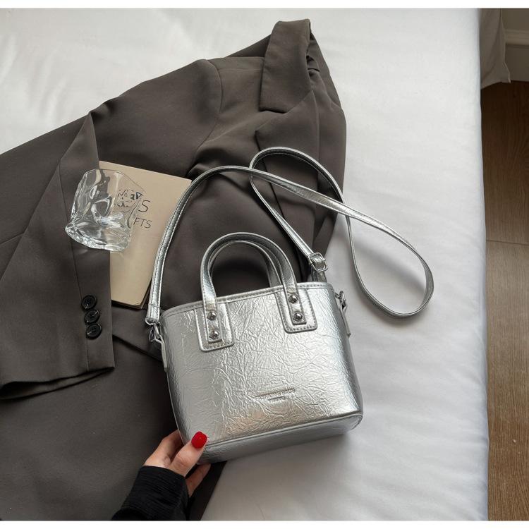 Niche retro portable bucket bag women s 2025 summer new fashion trend shoulder bag foreign style simple messenger bag серебряный
Niche retro portable bucket bag women s 2025 summer new fashion trend shoulder bag foreign style simple messenger bag серебряный
