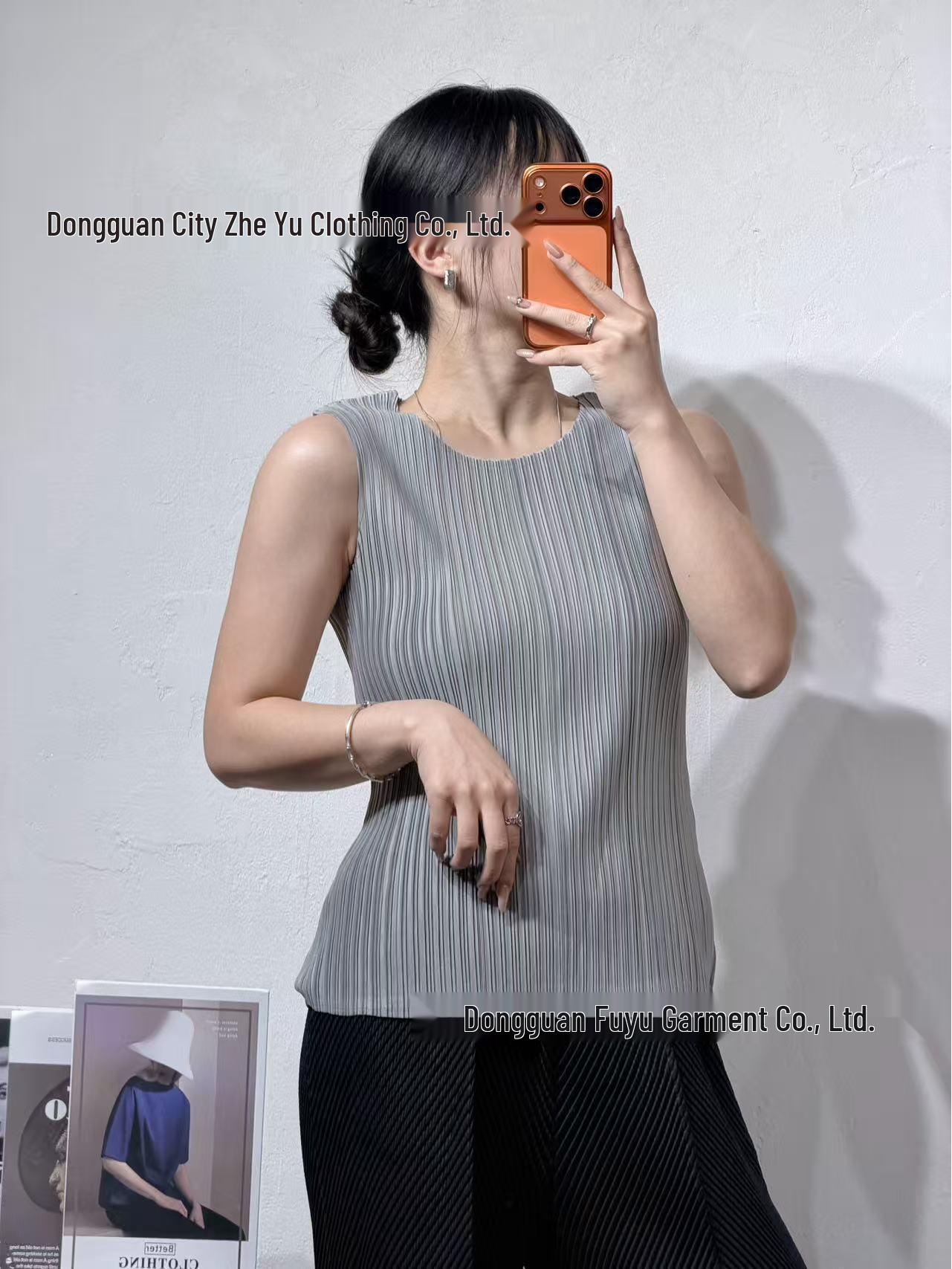 Miyake PP Series: Versatile Light-Reflective Pleated Vest One Size
Miyake PP Series: Versatile Light-Reflective Pleated Vest One Size