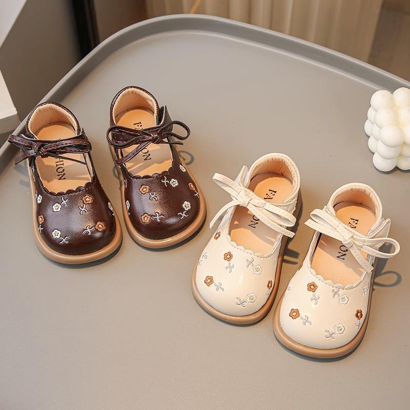 Корейская версия одиночных туфель для девочек, детские туфли принцессы с вышивкой бантом, детские босоножки на мягкой подошве маленького и среднего размера.
Корейская версия одиночных туфель для девочек, детские туфли принцессы с вышивкой бантом, детские босоножки на мягкой подошве маленького и среднего размера.