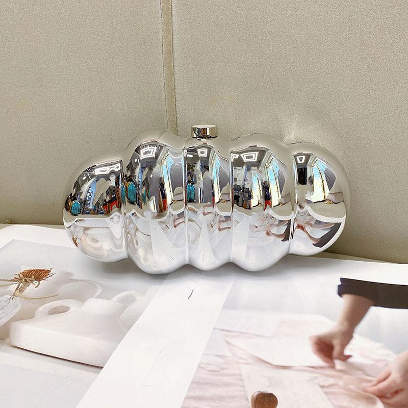 Fashion Trend Metal Heavy Industry Caterpillar Acrylic Bag Niche Design High-end Handlebar Messenger Bag
Fashion Trend Metal Heavy Industry Caterpillar Acrylic Bag Niche Design High-end Handlebar Messenger Bag