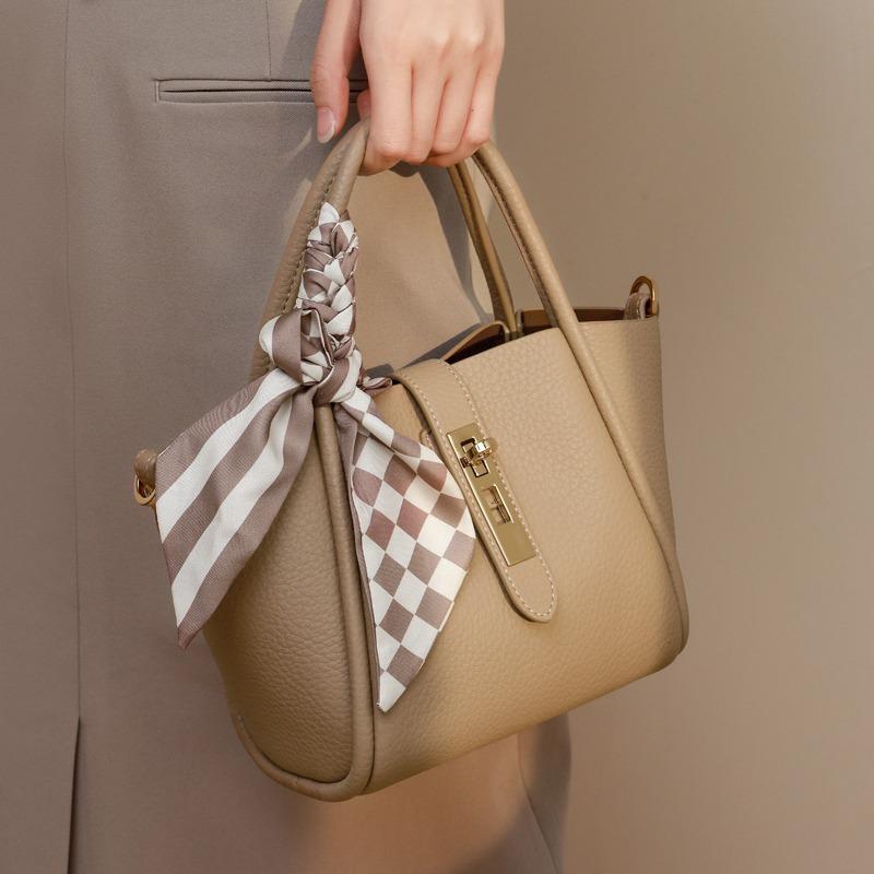 Premium vegetable basket bag 2025 new niche portable women s bucket bag large capacity shoulder messenger women s bag
Premium vegetable basket bag 2025 new niche portable women s bucket bag large capacity shoulder messenger women s bag