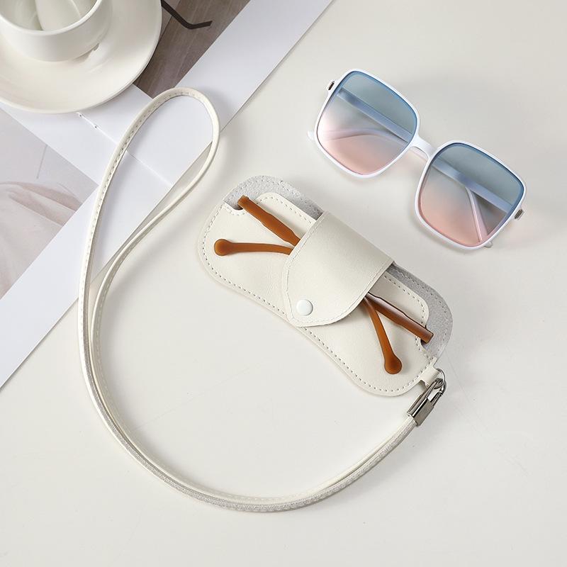 Outdoor Neck Hanging PU Leather Sunglasses Case - Protective, Trendy, and Convenient Eyeglass Pouch 16.5*7.5cm білий
Outdoor Neck Hanging PU Leather Sunglasses Case - Protective, Trendy, and Convenient Eyeglass Pouch 16.5*7.5cm білий