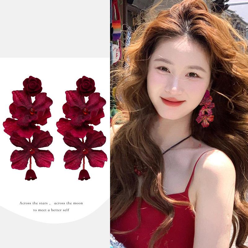 Fabric rose flower fringed earrings retro exaggerated temperament earrings fashion light luxury atmosphere earrings
Fabric rose flower fringed earrings retro exaggerated temperament earrings fashion light luxury atmosphere earrings