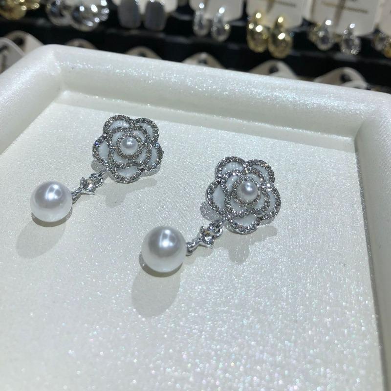 French Style Camellia Pearl Pendant Earrings for Women Luxury Brand Design Party Wedding Jewelry Gift Earrings for Women срібний
French Style Camellia Pearl Pendant Earrings for Women Luxury Brand Design Party Wedding Jewelry Gift Earrings for Women срібний