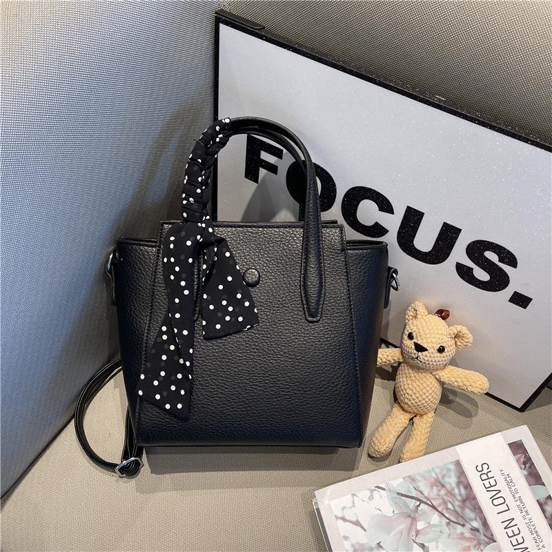 Ретро сумка женская большой вместимости 2025 новая осенне-зимняя повседневная сумка-мессенджер популярная в этом году портативная сумка-тоут чёрный
Ретро сумка женская большой вместимости 2025 новая осенне-зимняя повседневная сумка-мессенджер популярная в этом году портативная сумка-тоут чёрный