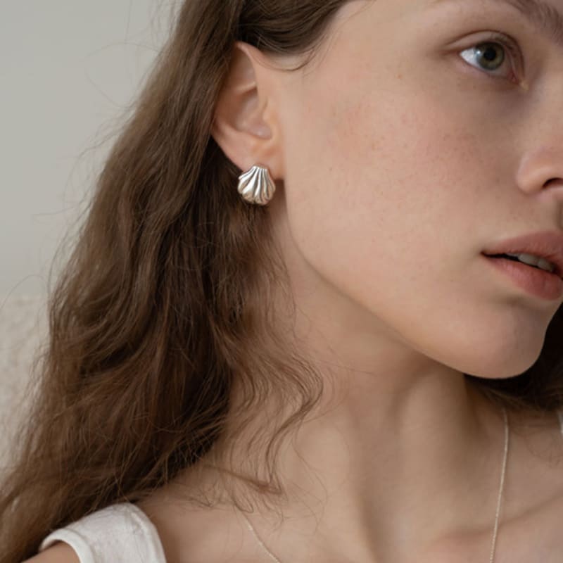 Dawn of Me Forte Shell Earring -
Dawn of Me Forte Shell Earring -