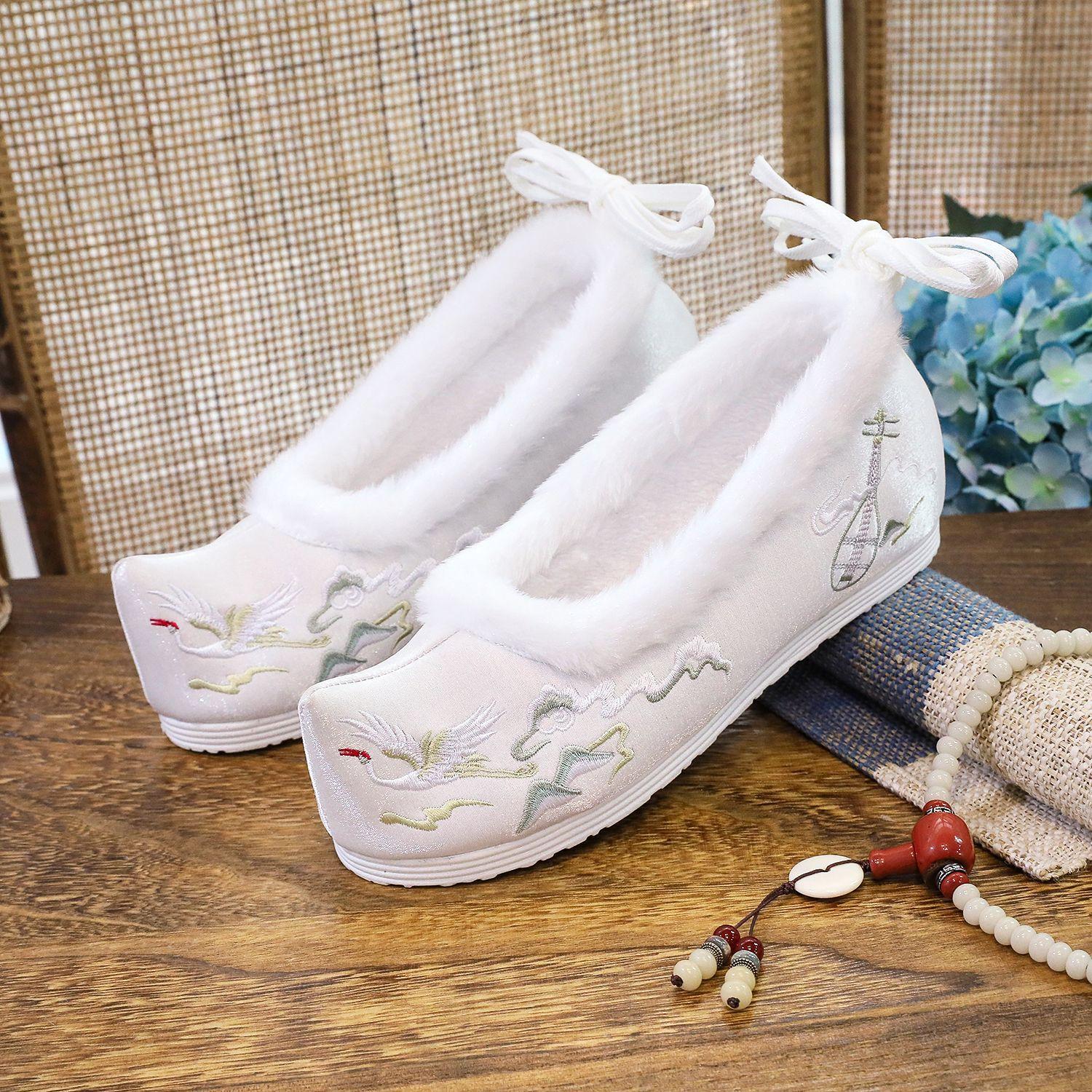 Mao Kou Miao Yuan, the height increases within 3 cm of the low heel, bow shoes, autumn and winter antique lace-up shoes, embroidered shoes, Hanfu 34
Mao Kou Miao Yuan, the height increases within 3 cm of the low heel, bow shoes, autumn and winter antique lace-up shoes, embroidered shoes, Hanfu 34