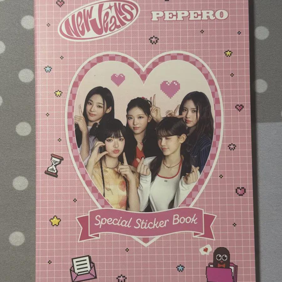 NewJeans 23 Книга наклеек Pepero
NewJeans 23 Книга наклеек Pepero