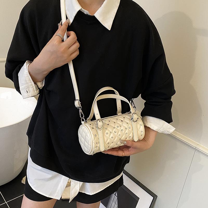Rhombus cylinder with diamonds trendy high-value handbag 2025 summer new model is a retro shoulder messenger women s bag 20.5*9.5*9.5 чёрный
Rhombus cylinder with diamonds trendy high-value handbag 2025 summer new model is a retro shoulder messenger women s bag 20.5*9.5*9.5 чёрный