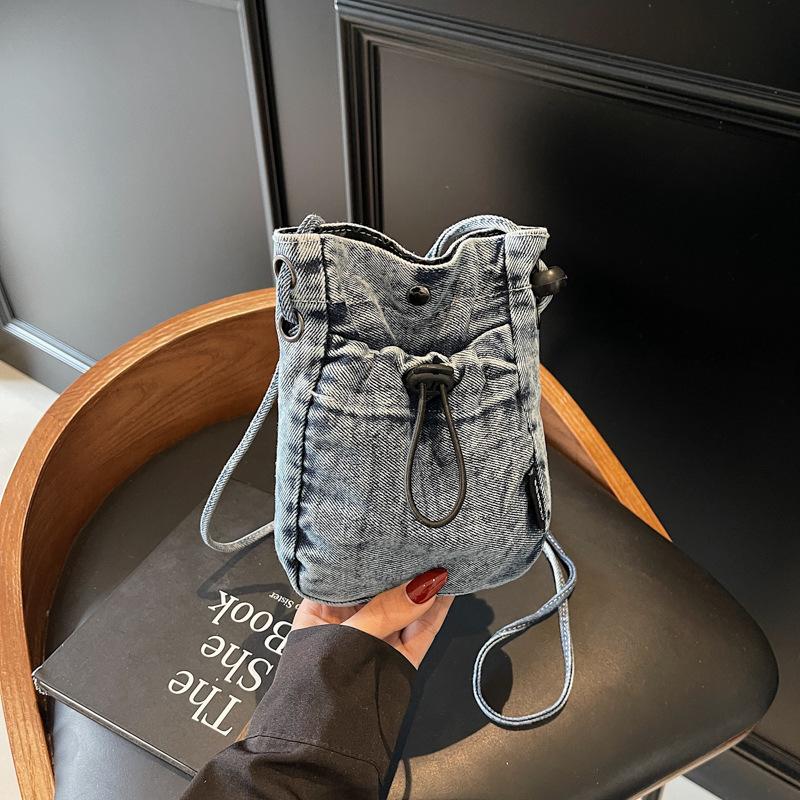 Denim small satchel women s fashion versatile retro shoulder bag casual bag messenger bag mobile phone bag синий
Denim small satchel women s fashion versatile retro shoulder bag casual bag messenger bag mobile phone bag синий