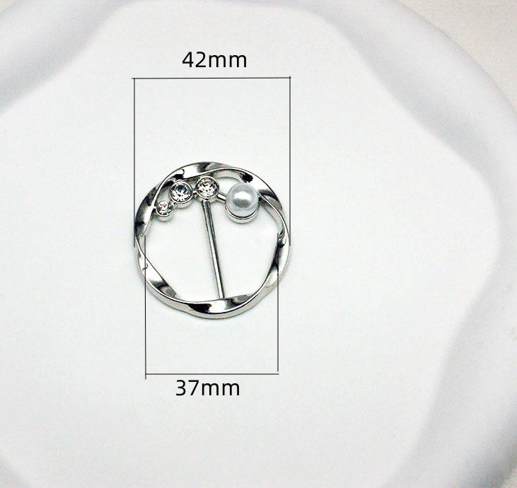 Корейская многофункциональная пряжка для шарфа с жемчугом и стразами - высококачественный аксессуар для одежды
Корейская многофункциональная пряжка для шарфа с жемчугом и стразами - высококачественный аксессуар для одежды