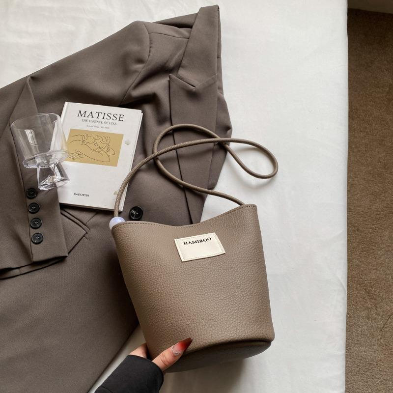 Hand carry fashionable texture bucket bag women s spring new solid color messenger bag cylindrical messenger bag
Hand carry fashionable texture bucket bag women s spring new solid color messenger bag cylindrical messenger bag