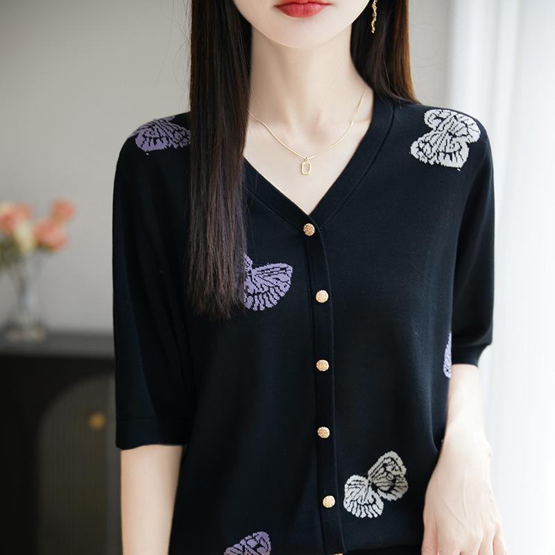 Этот элегантный и стройнящий топ с V-образным вырезом, вязаный короткими рукавами, с жаккардовым узором в виде бабочек, является повседневным, свободным, прохладным и дышащим для женщин. XL чёрный
Этот элегантный и стройнящий топ с V-образным вырезом, вязаный короткими рукавами, с жаккардовым узором в виде бабочек, является повседневным, свободным, прохладным и дышащим для женщин. XL чёрный