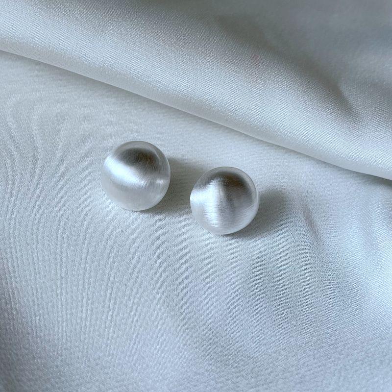 Стильные полукруглые серьги-пусеты из матового металла - Минималистичный нишевый дизайн платиновый
Стильные полукруглые серьги-пусеты из матового металла - Минималистичный нишевый дизайн платиновый