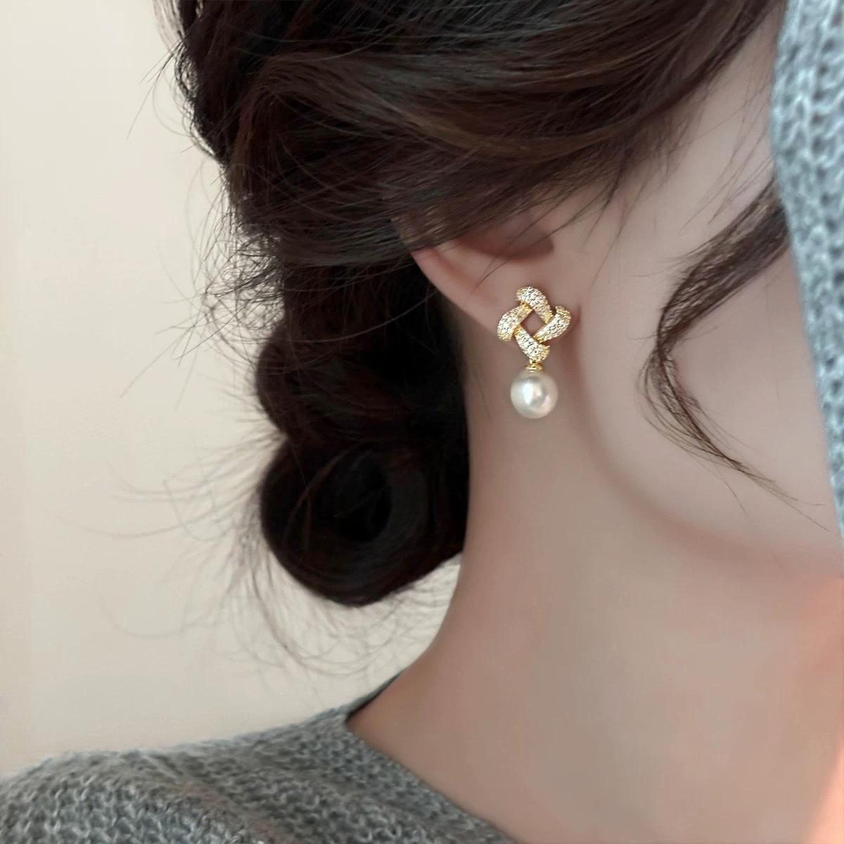 Temperament niche square pearl earrings, high-end niche ear jewelry, new popular stud earrings for women
Temperament niche square pearl earrings, high-end niche ear jewelry, new popular stud earrings for women