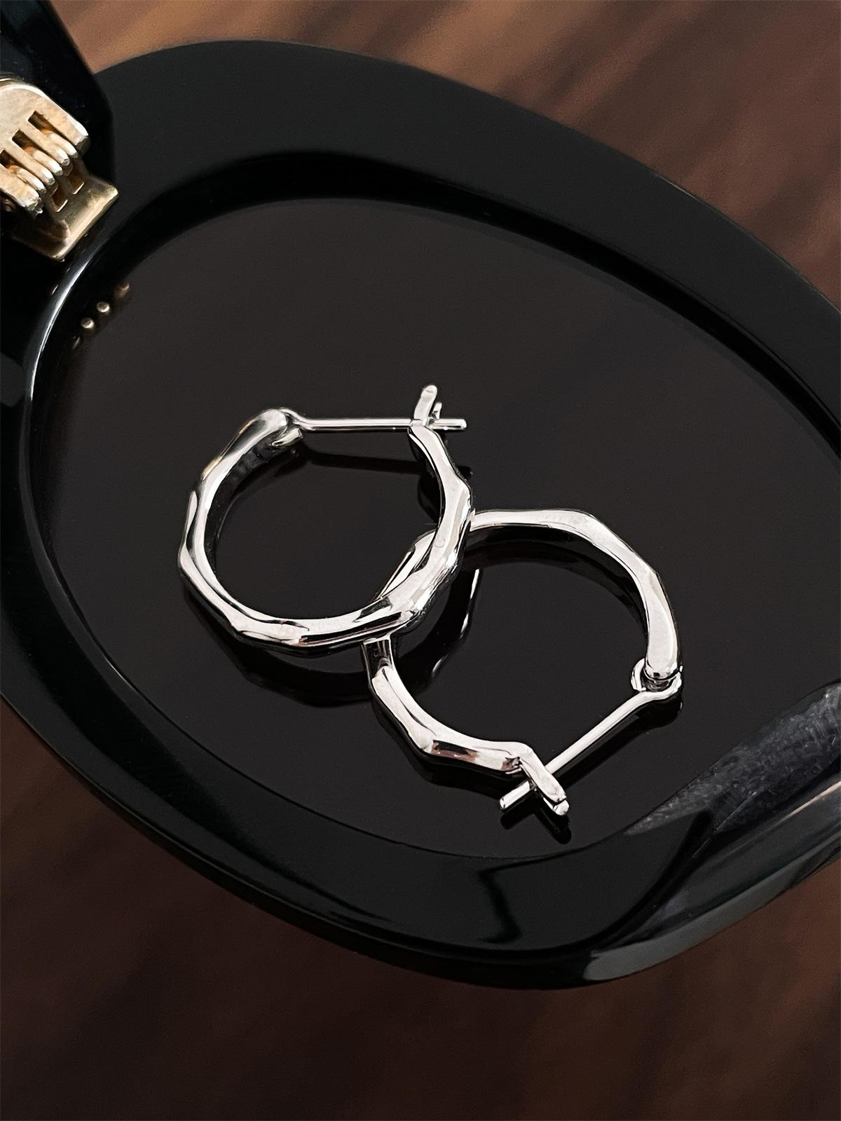 Irregular design circle earrings women s simplicity ins trend 925 silver needle cold wind high-end jewelry fashion 925 silver needles
Irregular design circle earrings women s simplicity ins trend 925 silver needle cold wind high-end jewelry fashion 925 silver needles