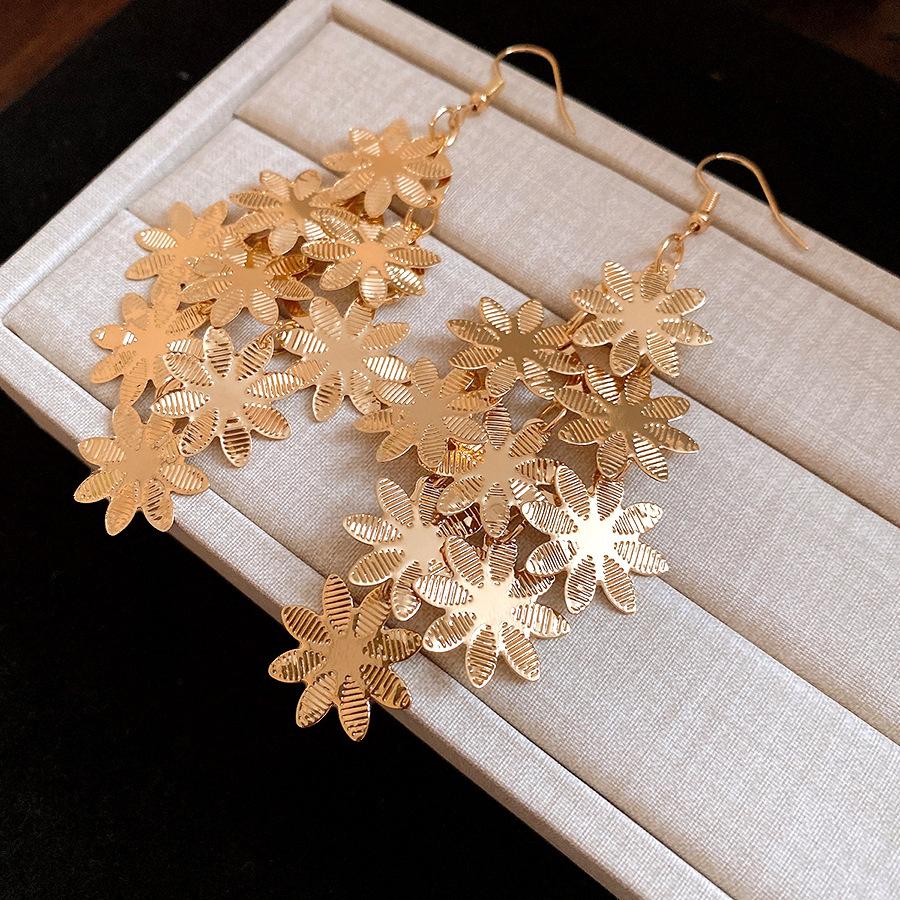European and American metal flower fringed ear hook exquisite fashion earrings light luxury high sense earrings design sense niche
European and American metal flower fringed ear hook exquisite fashion earrings light luxury high sense earrings design sense niche