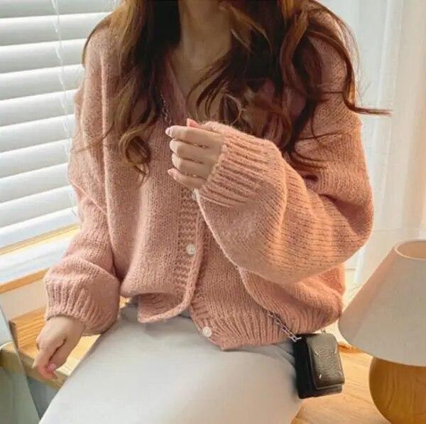 Вязаные кардиганы, свитера для женщин, трикотажная одежда на пуговицах с длинными рукавами, повседневная футболка, свободная блузка с v-образным вырезом, укороченный топ One Size
Вязаные кардиганы, свитера для женщин, трикотажная одежда на пуговицах с длинными рукавами, повседневная футболка, свободная блузка с v-образным вырезом, укороченный топ One Size