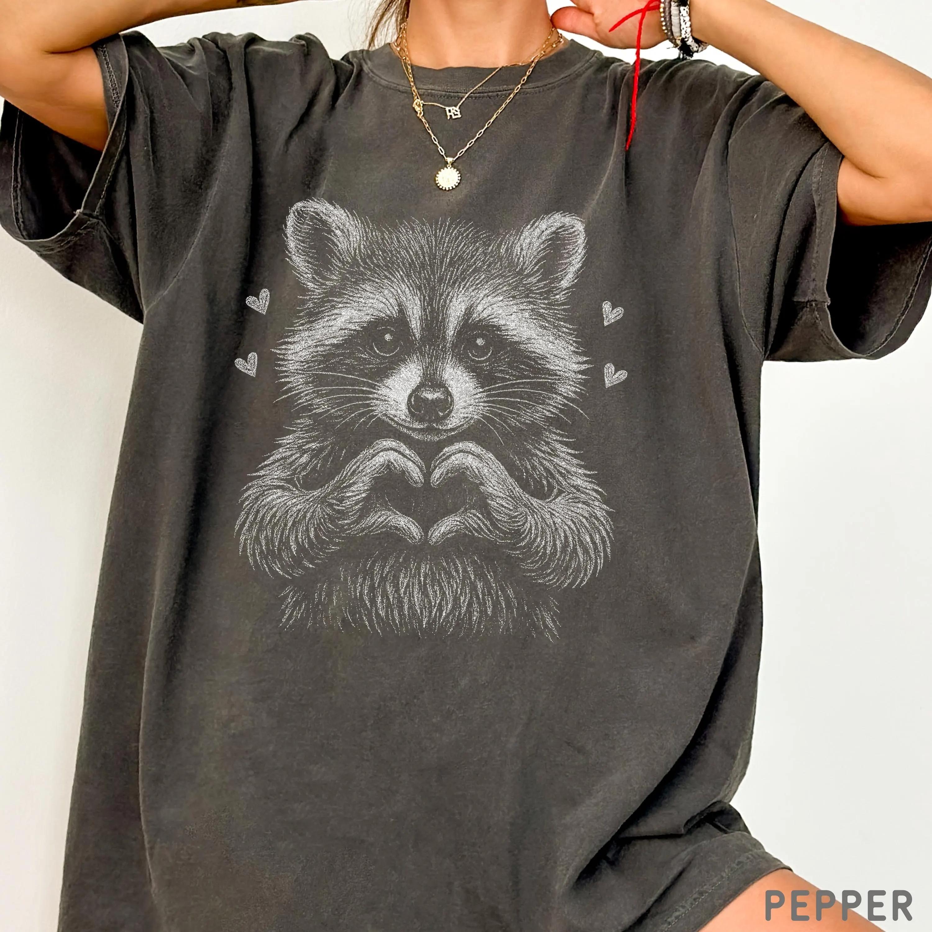 2026 Summer Womens Cute Raccoon Love Graphic TShirt Unisex Cotton and Breathable Short Sleeve Oversized Loose Casual 4XL
2026 Summer Womens Cute Raccoon Love Graphic TShirt Unisex Cotton and Breathable Short Sleeve Oversized Loose Casual 4XL