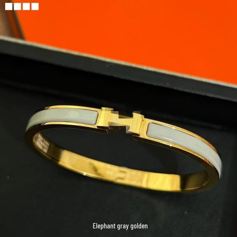 Женский массивный браслет-бангл V Gold из 18-каратного розового золота с дизайном в виде буквы H, узкая версия - Высокое качество, сохранение цвета 17cm
Женский массивный браслет-бангл V Gold из 18-каратного розового золота с дизайном в виде буквы H, узкая версия - Высокое качество, сохранение цвета 17cm