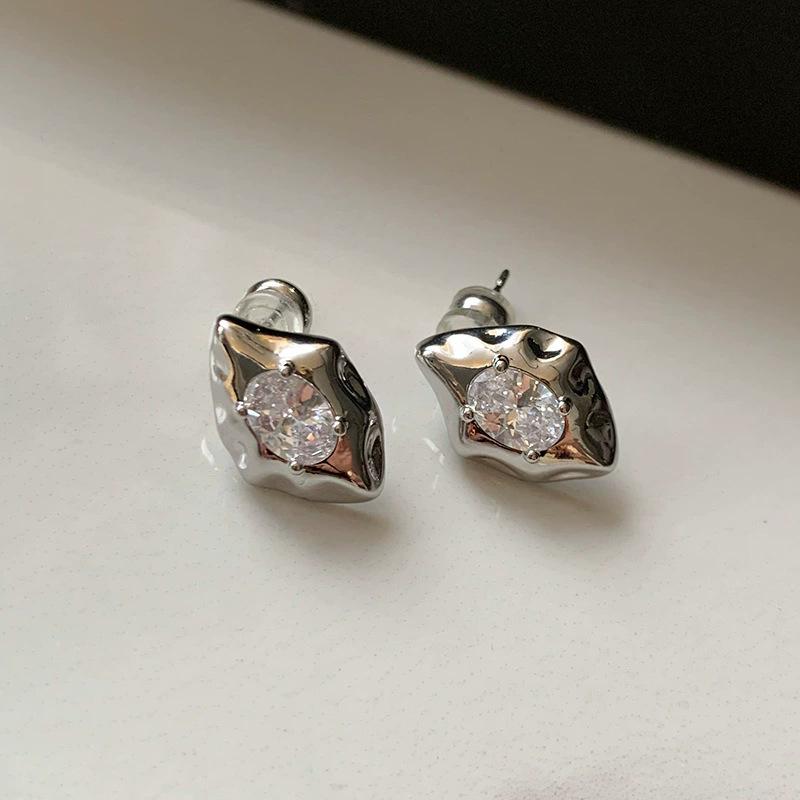 Super flash fire color A zircon earrings women s fashionable European and American light luxury high-end sense unique real gold electroplated earrings
Super flash fire color A zircon earrings women s fashionable European and American light luxury high-end sense unique real gold electroplated earrings