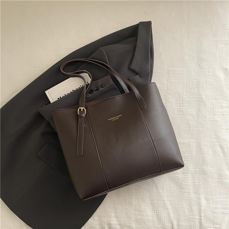 Модная универсальная сумка с высокой текстурой, женская новая трендовая зимняя большая вместимость, нишевая легкая роскошная наплечная сумка-тоут для женщин
Модная универсальная сумка с высокой текстурой, женская новая трендовая зимняя большая вместимость, нишевая легкая роскошная наплечная сумка-тоут для женщин