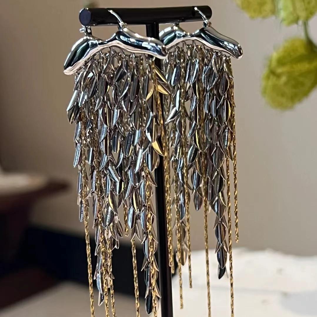 Tassel Leaf Chain Earrings: Elegant, Unique, Statement-Making Luxury with a High-End Feel
Tassel Leaf Chain Earrings: Elegant, Unique, Statement-Making Luxury with a High-End Feel