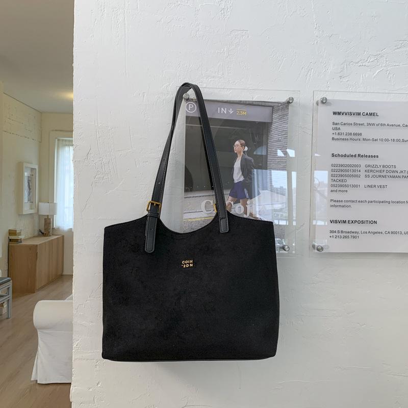 Niche design bag women s autumn and winter new trendy retro versatile shoulder bag large capacity tote bag
Niche design bag women s autumn and winter new trendy retro versatile shoulder bag large capacity tote bag