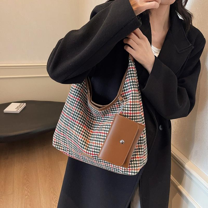 New large-capacity shoulder bag women, classic simple casual bag casual simple messenger women s bag 36*11*36 белый
New large-capacity shoulder bag women, classic simple casual bag casual simple messenger women s bag 36*11*36 белый