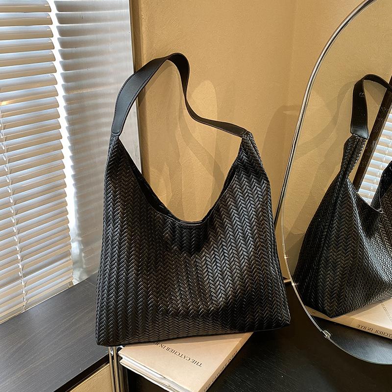 Casual large bag Women s autumn class commuter messenger bag Versatile shoulder bag Large capacity tote bag чёрный
Casual large bag Women s autumn class commuter messenger bag Versatile shoulder bag Large capacity tote bag чёрный