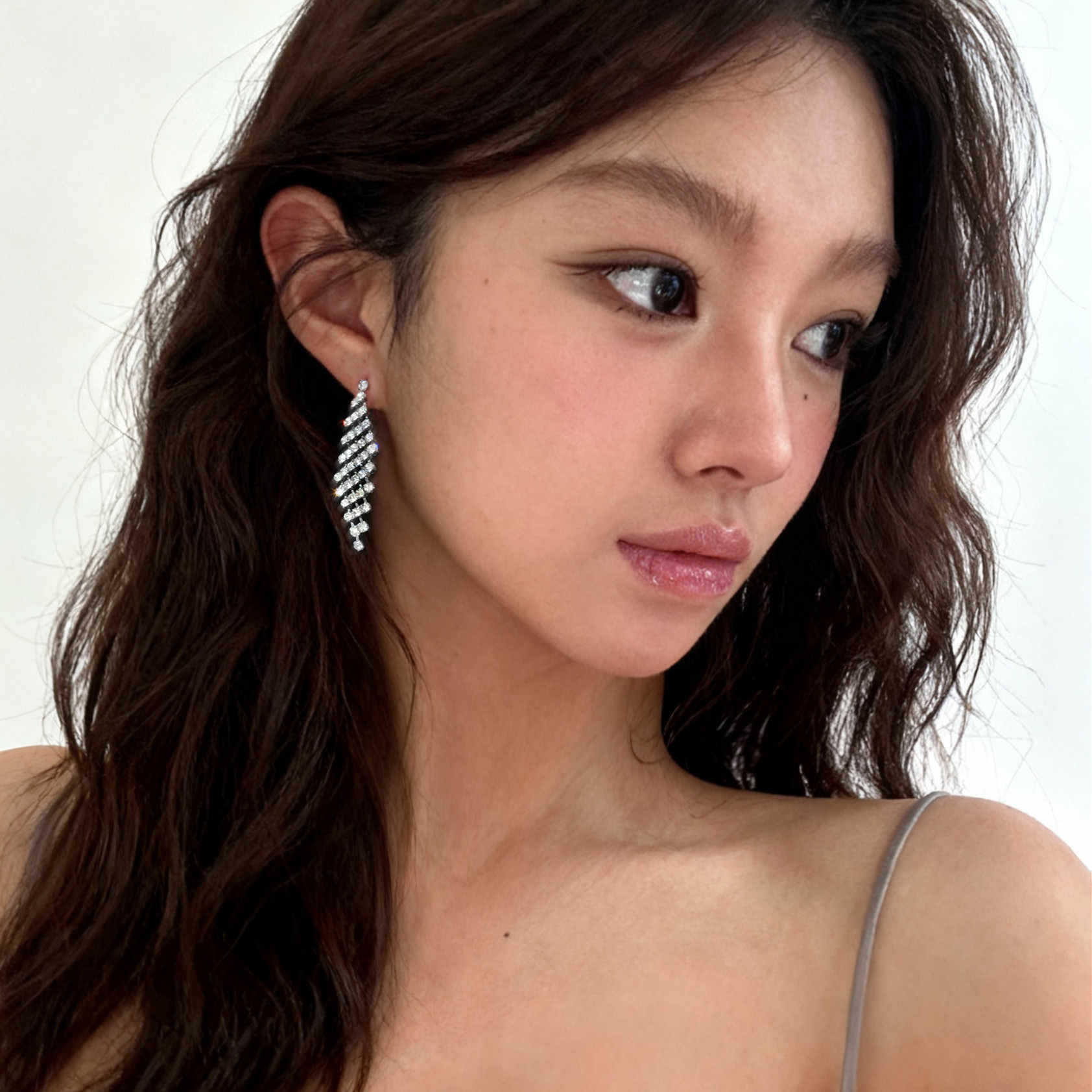 Simple temperament full diamond rhombus fringed earrings women s ins niche light luxury high-end ear clips versatile personalized earrings
Simple temperament full diamond rhombus fringed earrings women s ins niche light luxury high-end ear clips versatile personalized earrings