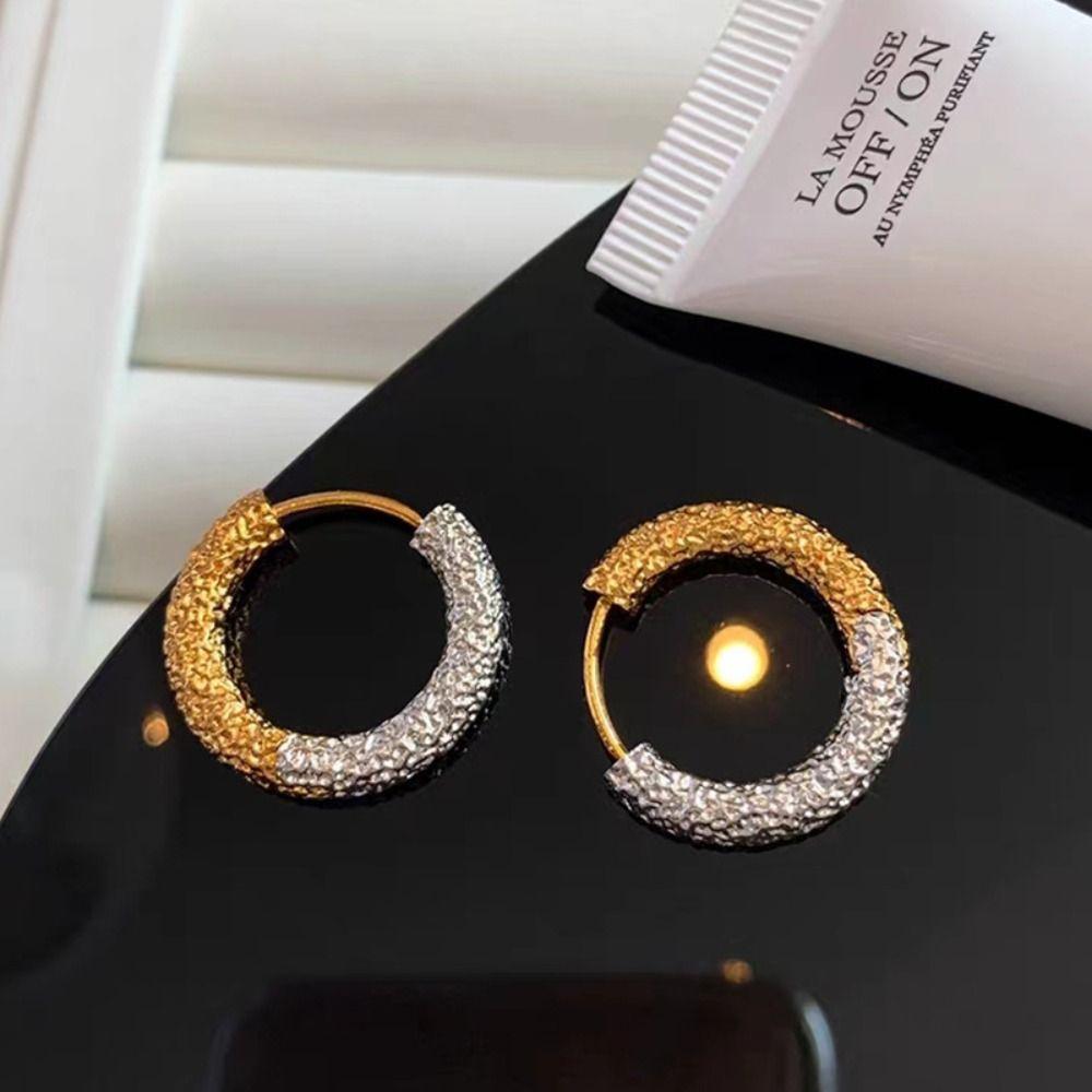 2 Colors Hoop Earrings Unique Color Contrast Earrings Two-color Bump Earrings Jewelry Accessories серебряный/золотистый
2 Colors Hoop Earrings Unique Color Contrast Earrings Two-color Bump Earrings Jewelry Accessories серебряный/золотистый