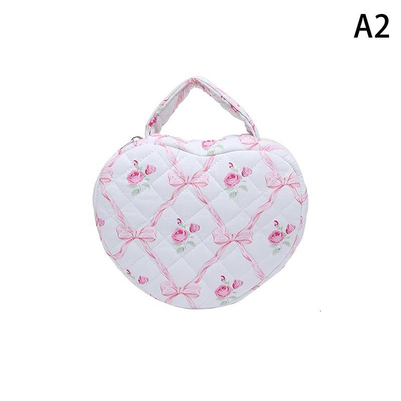 Сумочка в форме цветочного сердца с бантом, стеганая, подарок на День святого Валентина для женщин и девочек, переносная косметичка с розами
Сумочка в форме цветочного сердца с бантом, стеганая, подарок на День святого Валентина для женщин и девочек, переносная косметичка с розами
