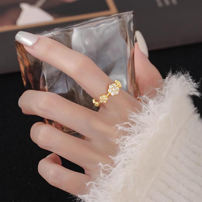 New exquisite and sweet floral ring with a simple and elegant design for women No. 7 золотий
New exquisite and sweet floral ring with a simple and elegant design for women No. 7 золотий