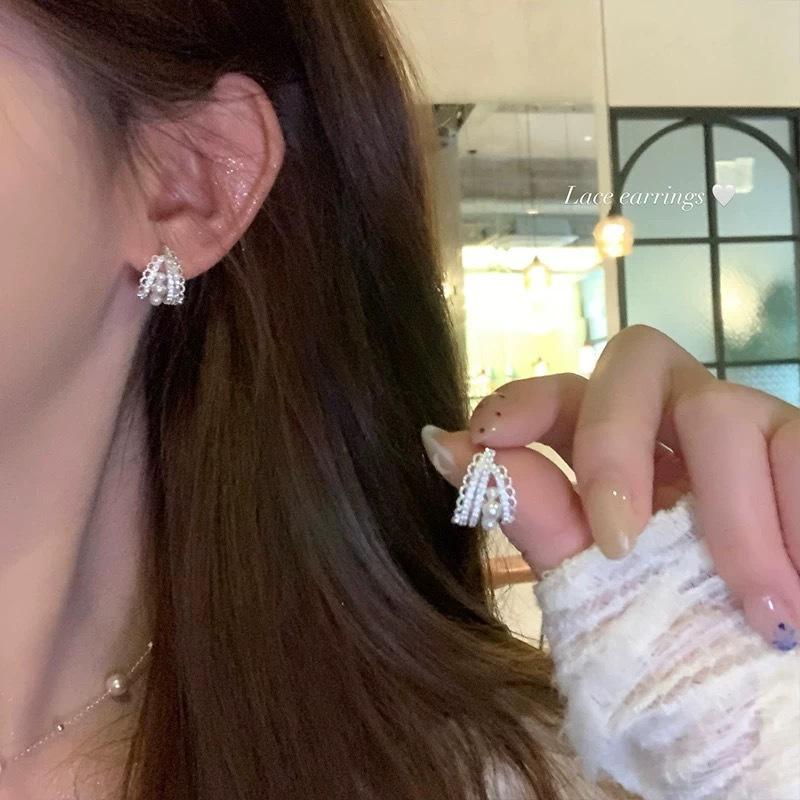 Pearl zircon lace earrings light luxury high-end temperament earrings niche versatile fashion earrings women
Pearl zircon lace earrings light luxury high-end temperament earrings niche versatile fashion earrings women