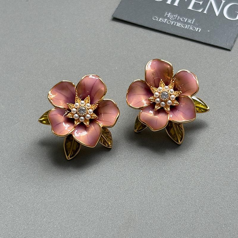 High-end camellia pearl stud earrings women s k real gold electroplating foreign style design light luxury niche Mori earrings
High-end camellia pearl stud earrings women s k real gold electroplating foreign style design light luxury niche Mori earrings