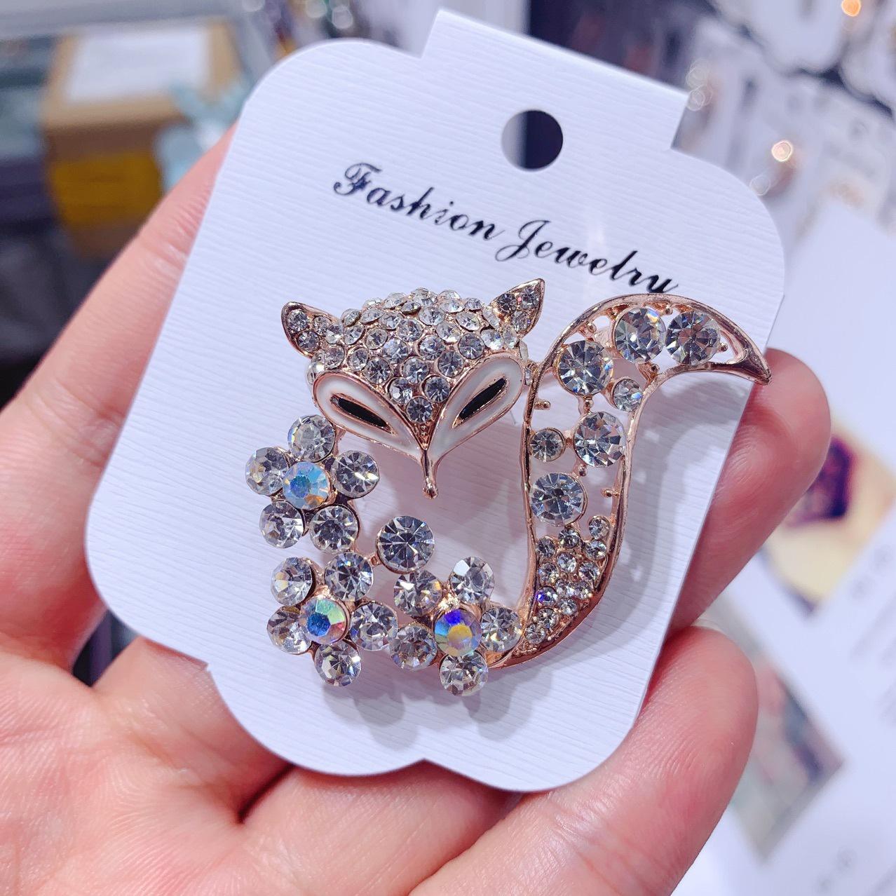 Новые милые броши Little Fox Crystal и Rhinestone Animal Броши Пальто Шляпа Аксессуары для Женщин Сияющие Ювелирные Булавки
Новые милые броши Little Fox Crystal и Rhinestone Animal Броши Пальто Шляпа Аксессуары для Женщин Сияющие Ювелирные Булавки