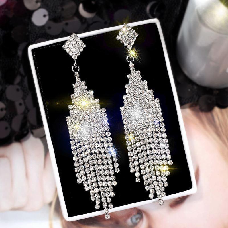 Fashion exaggerated geometric rhinestone fringed long earrings women s new European and American ins temperament personalized stud earrings
Fashion exaggerated geometric rhinestone fringed long earrings women s new European and American ins temperament personalized stud earrings