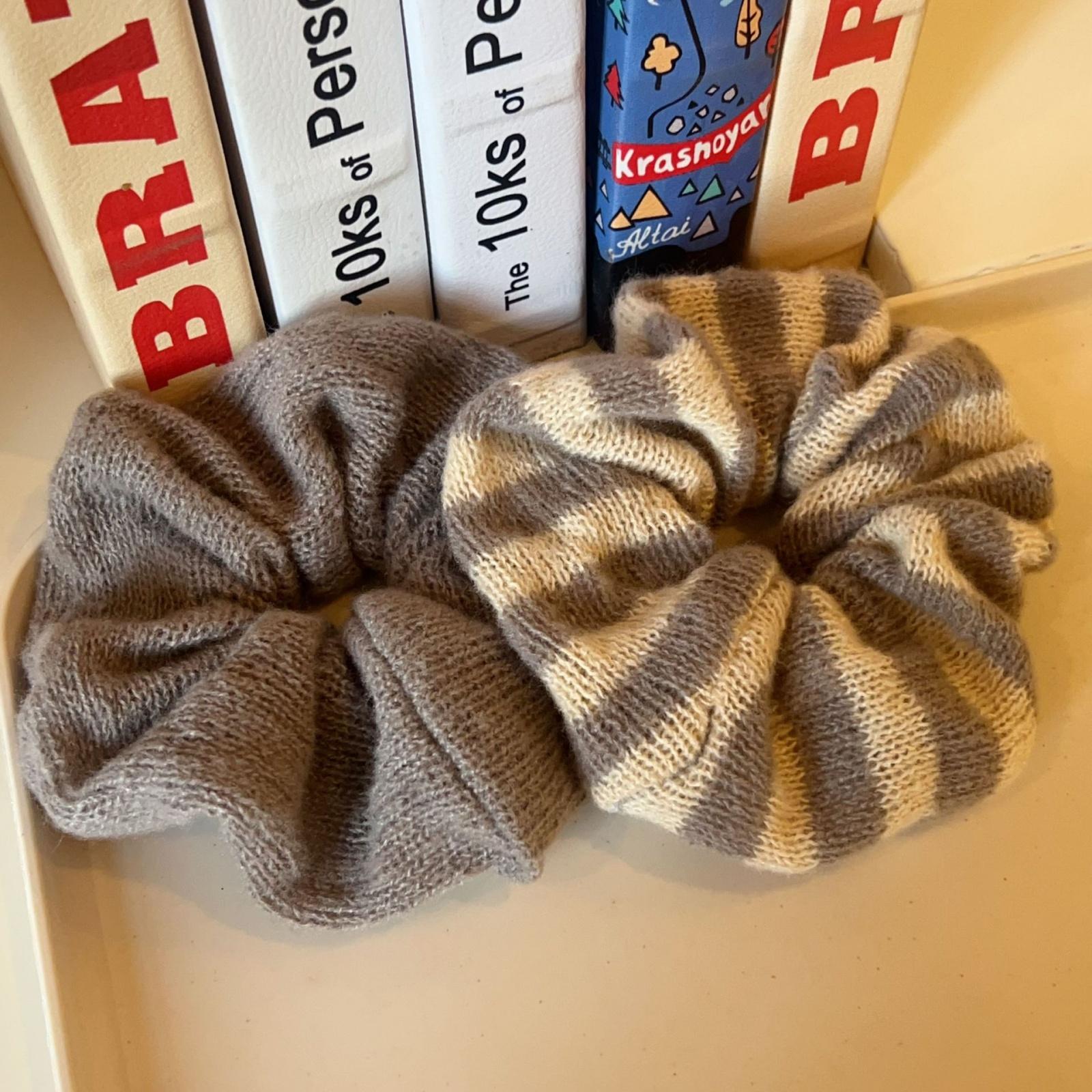 2pcs Korean-Style Red & White Knitted Striped Scrunchies for Autumn & Winter, High-End New-Design Versatile Hair Ties & Accessor
2pcs Korean-Style Red & White Knitted Striped Scrunchies for Autumn & Winter, High-End New-Design Versatile Hair Ties & Accessor