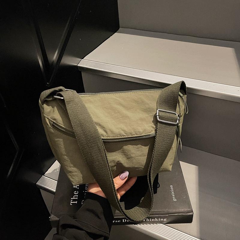 Crossbody bag women s high-end sense autumn and winter small satchel large-capacity shoulder bag simple and versatile mobile phone bag tide зелений
Crossbody bag women s high-end sense autumn and winter small satchel large-capacity shoulder bag simple and versatile mobile phone bag tide зелений